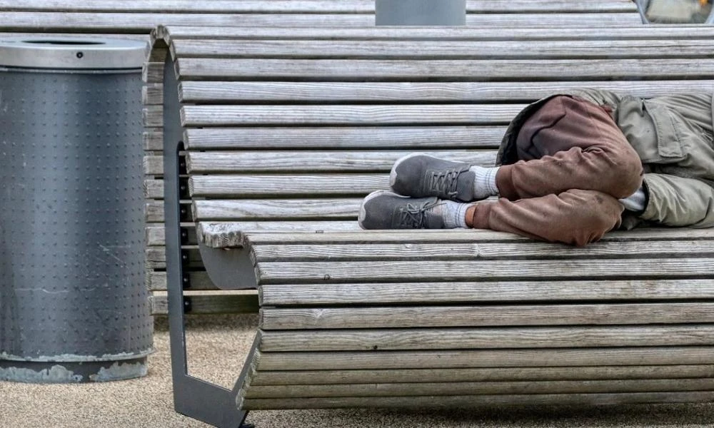 Μυστήριο με τον θάνατο αστέγου έξω από εστιατόριο της Αθήνας